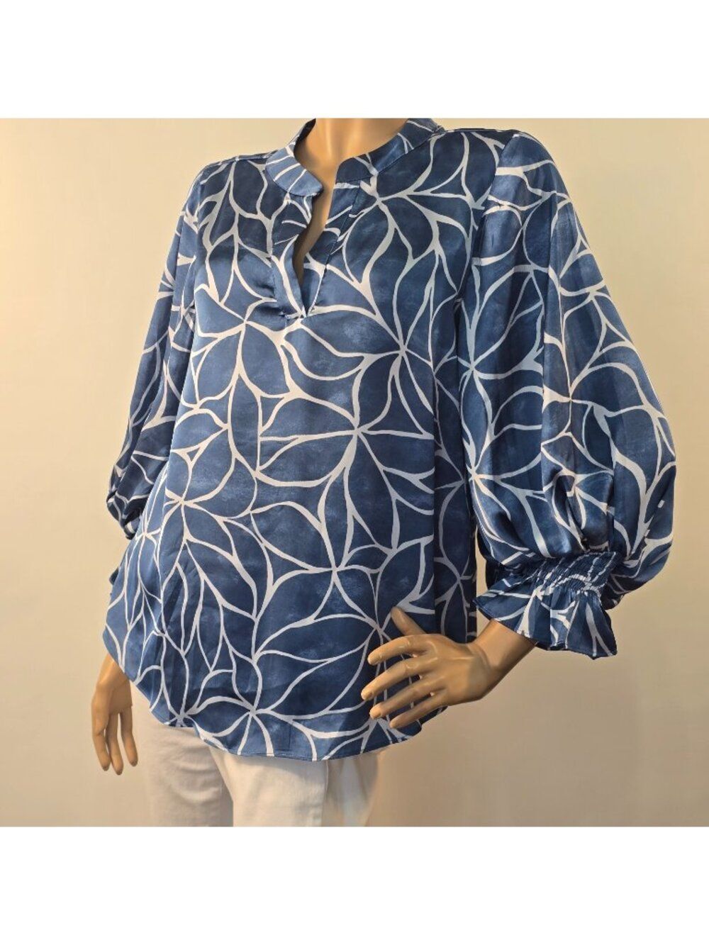 Vince Camuto Blouse Size Medium Blue White Leaf Print Long Blouson Sleeve